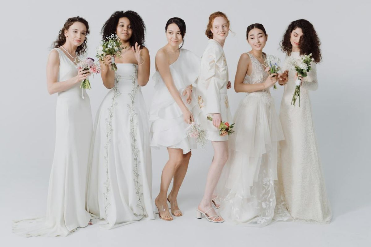 Donne in abiti eleganti