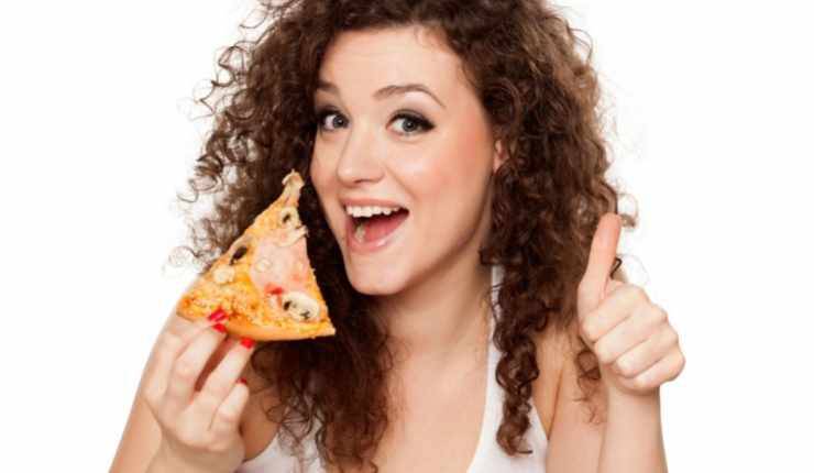 donna con pizza