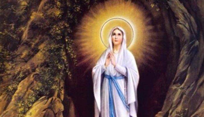 Sognare La Madonna Che Appare In Cielo