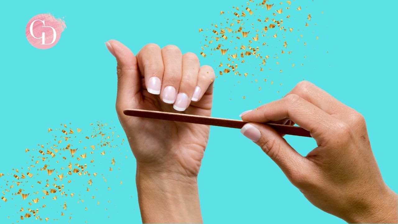 donna si lima le unghie