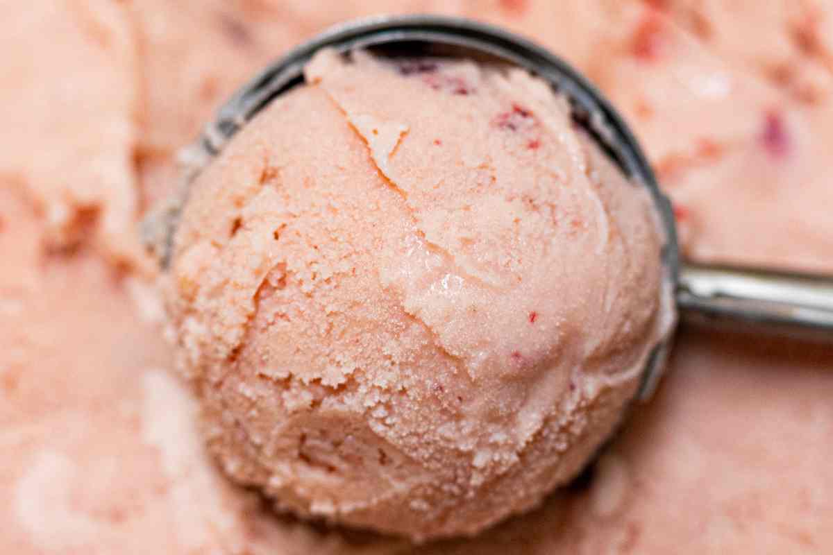 pallina di gelato scavata nella vaschetta