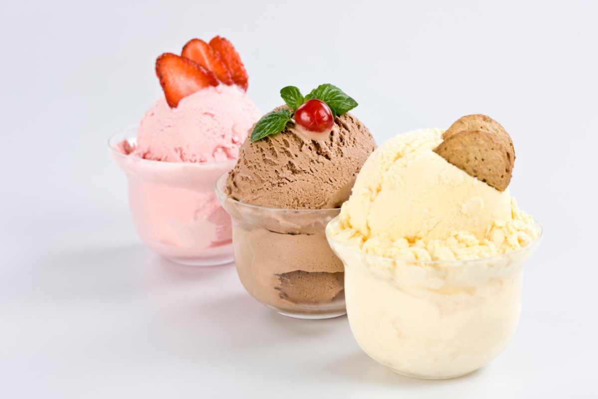 Gelato di diversi gusti in tre coppette