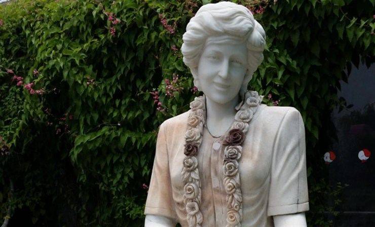 statue lady diana cina