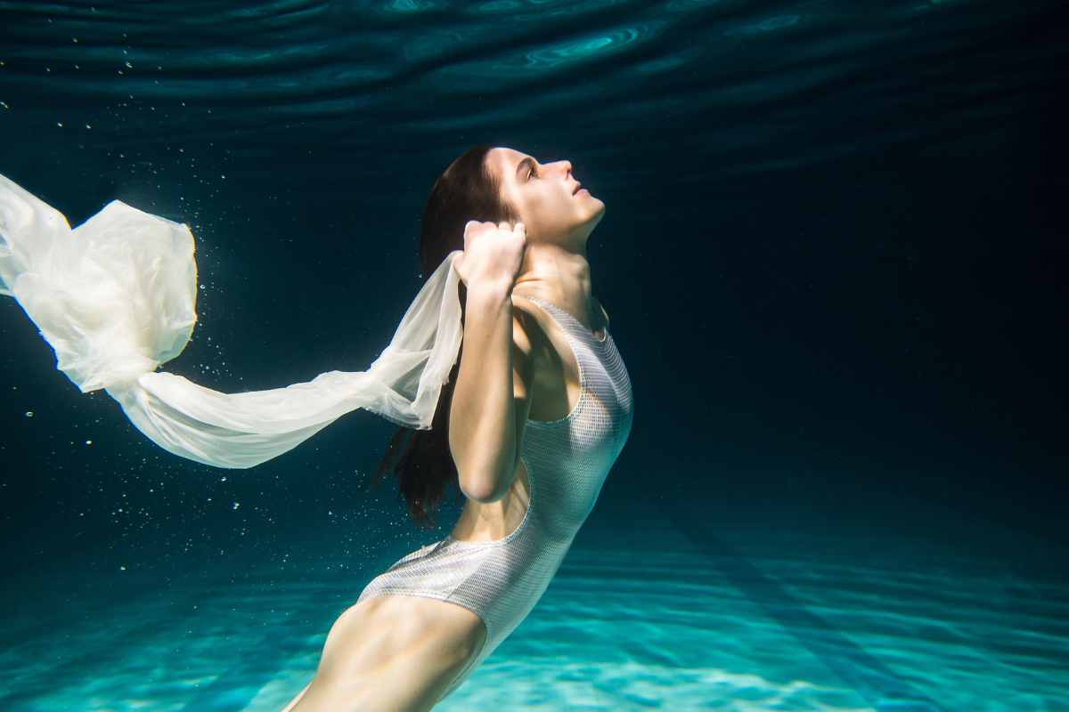 donna nuota per uscire dall'acqua