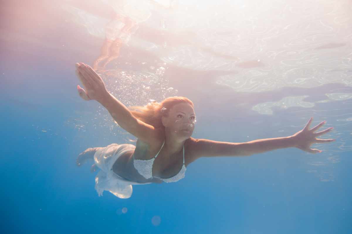 donna in acqua che nuota