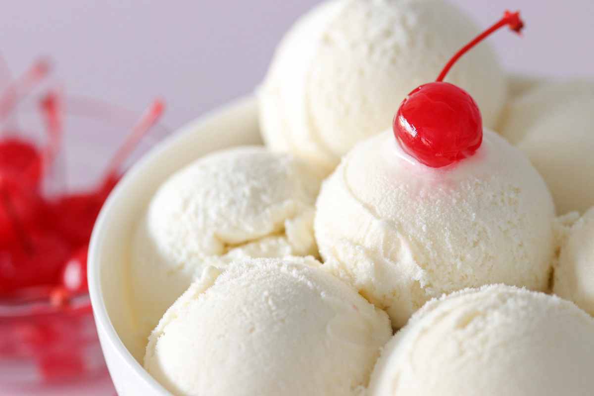 coppa con palline di gelato alla vaniglia