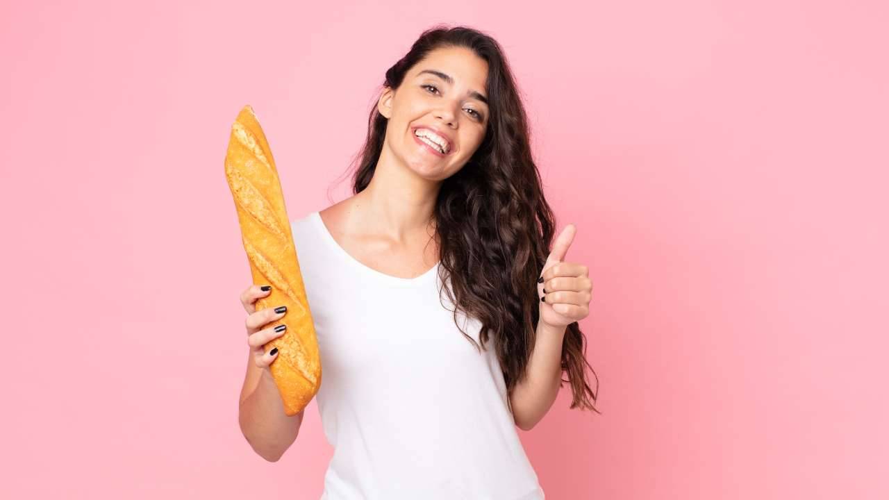 donna con filone di pane