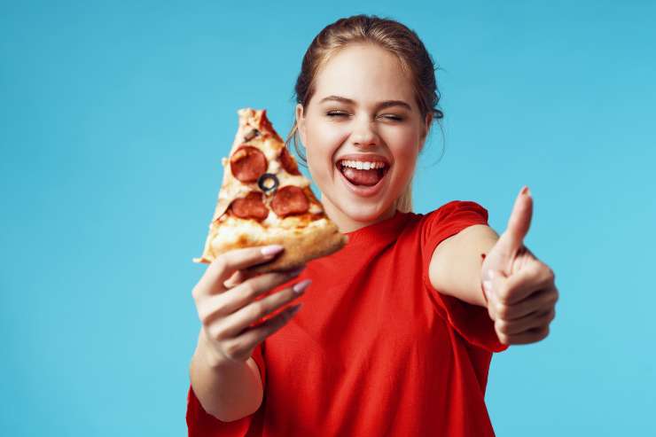donna con pizza