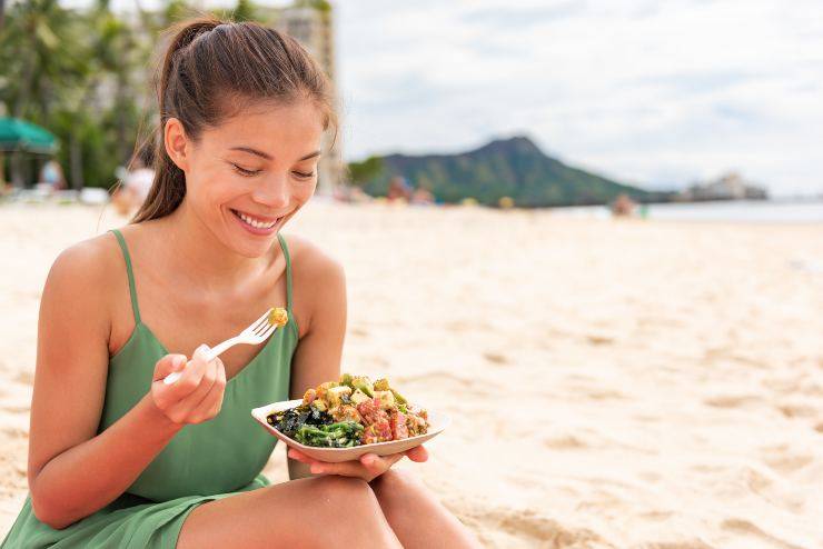 donna con pranzo in spiaggia