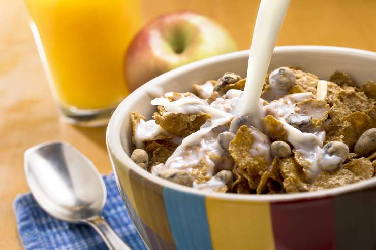 latte con cereali e succo d'arancia