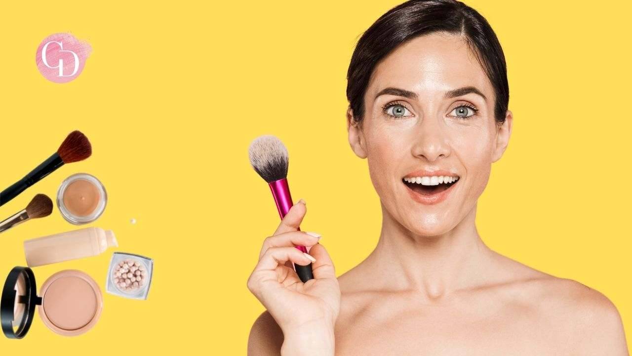 donna in primo piano con pennello trucco in mano