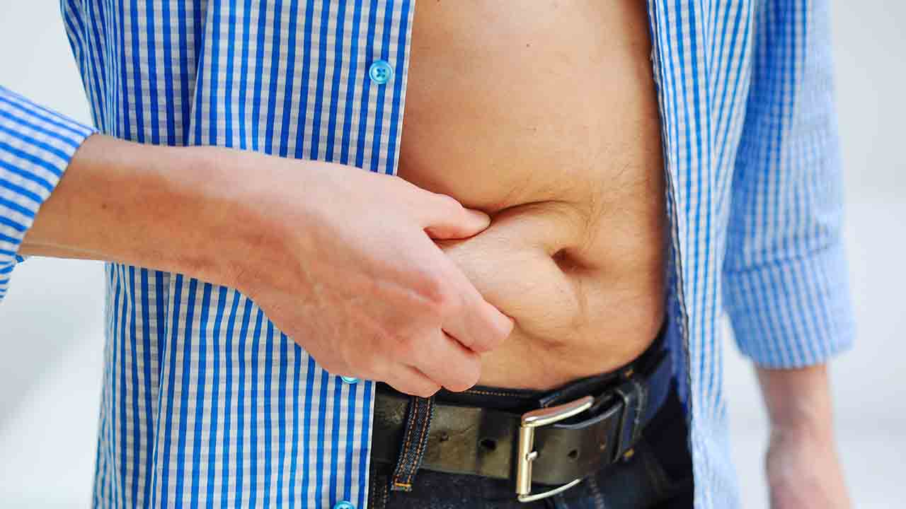 Perché la pancetta negli uomini attrae le donne?