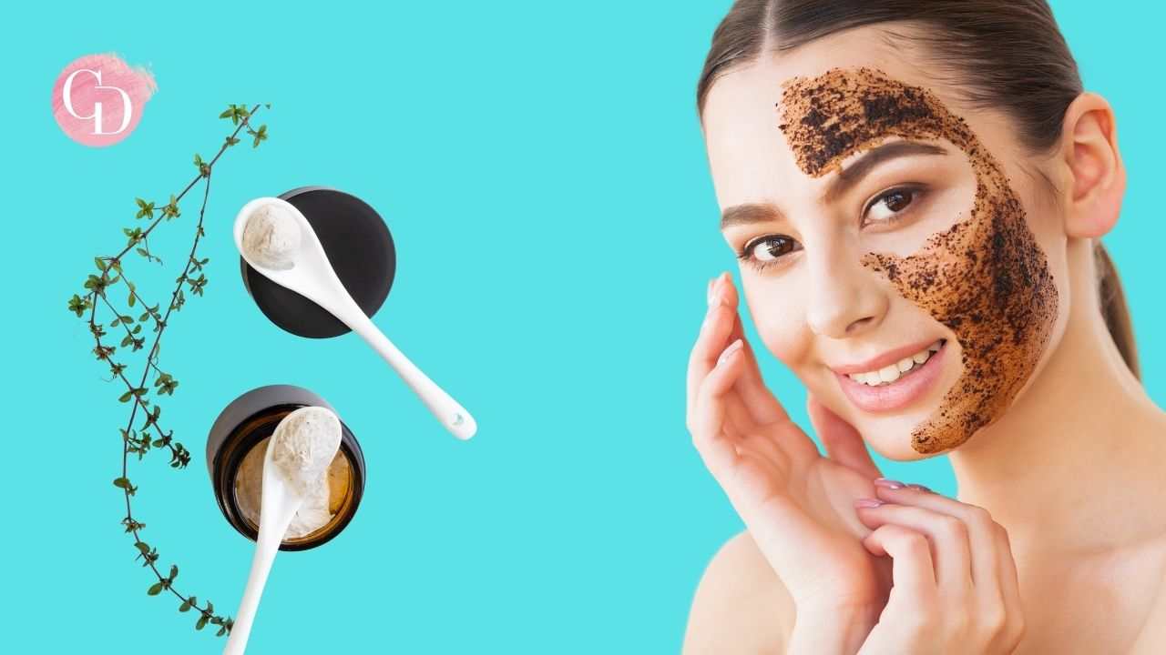 donna che applica scrub viso