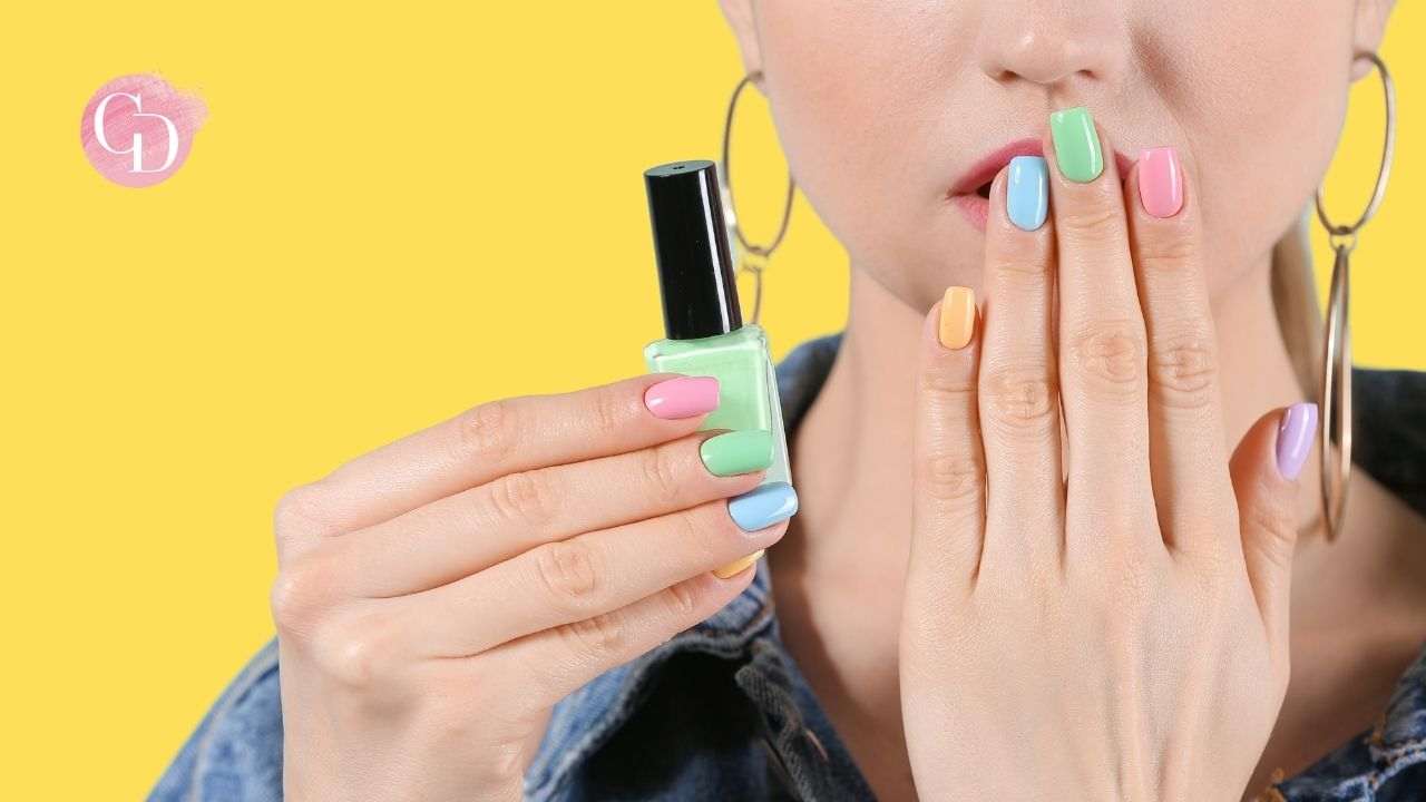 donna con smalto colorato