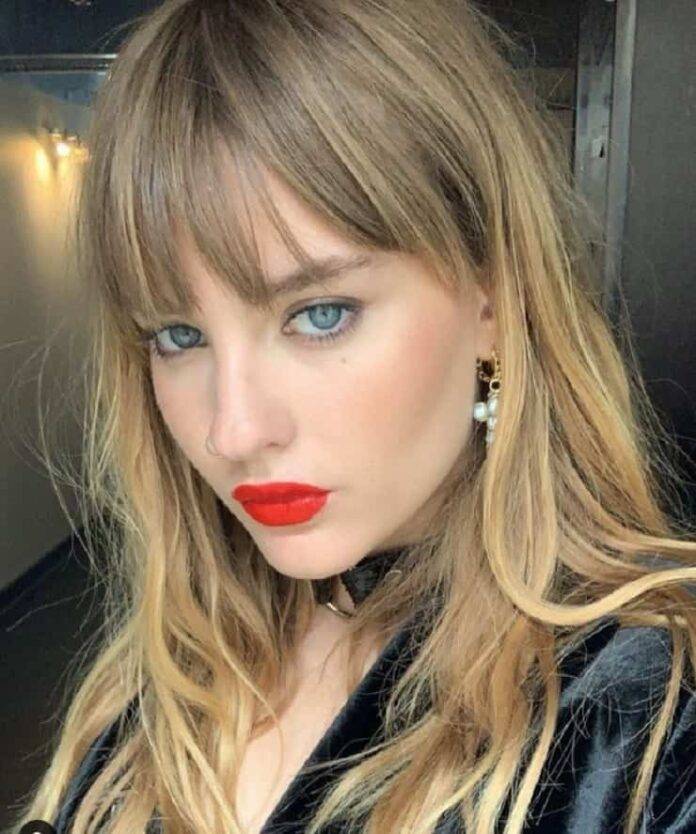 Victoria De Angelis look total black e labbra rosso fuoco, pazzesca