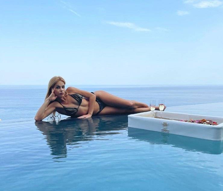 Drusilla Gucci posa sinuosa in bikini su Instagram.