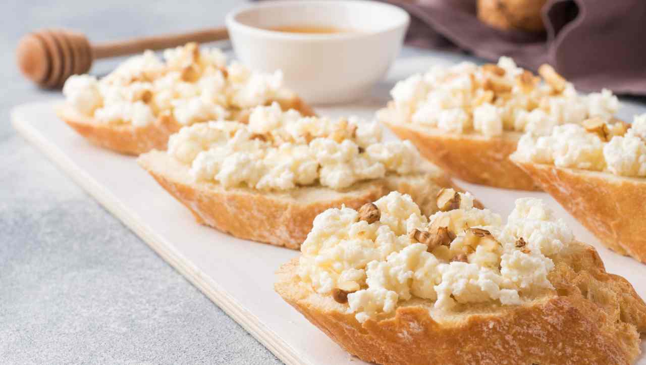 bruschette con fiocchi di latte e miele