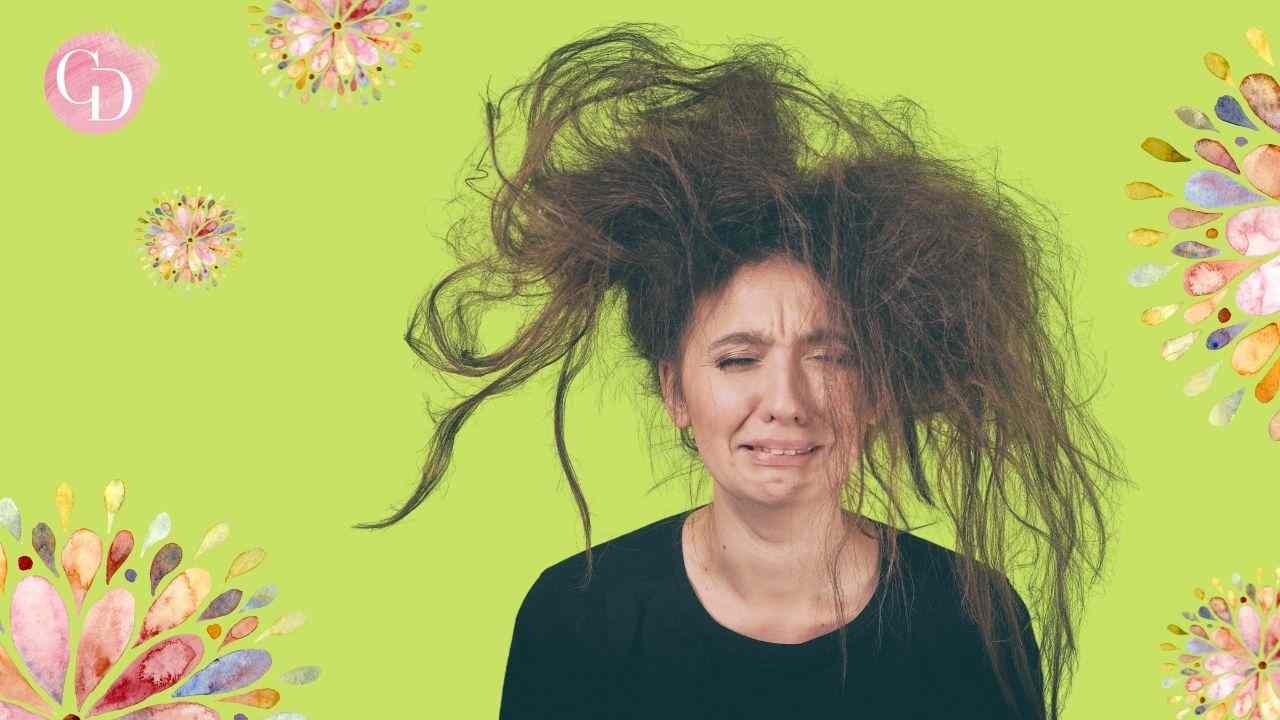 donna disperata con capelli rovinati