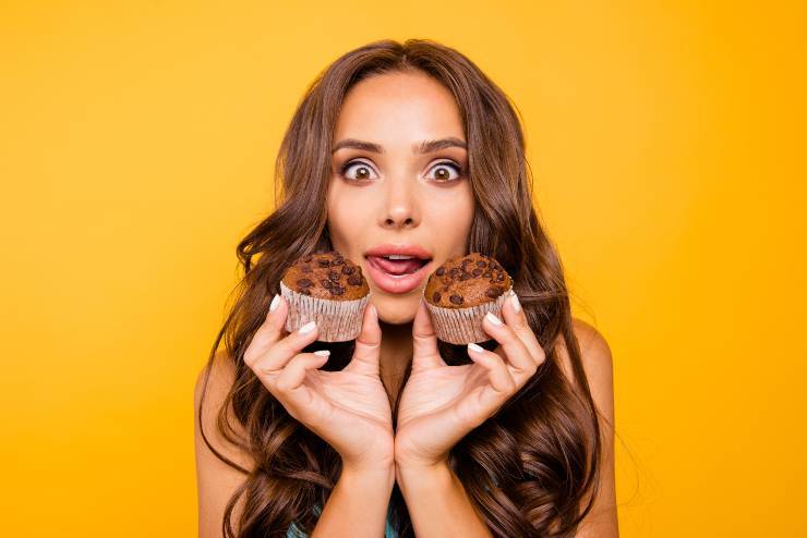 donna con muffin al cioccolato