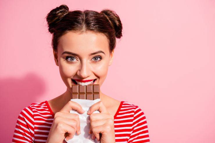donna mangia cioccolato