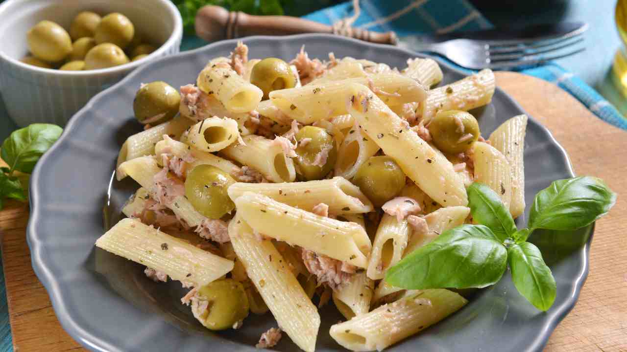 Pasta con tonno, olive verdi e capperi la semplicità di un primo