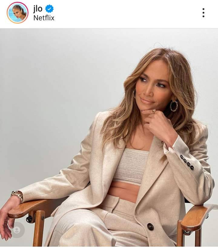 Jennifer Lopez in posa su una sedia 
