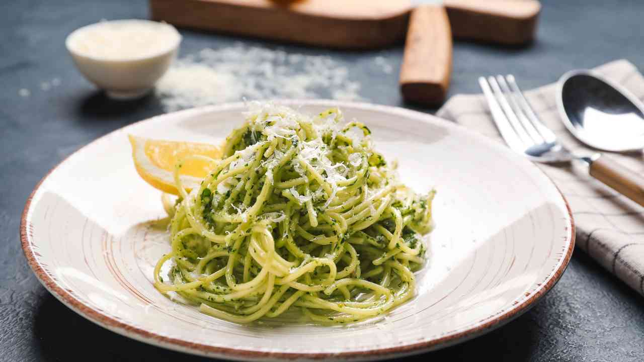 Spaghetti al pesto di mandorle e limone primo piatto profumato e leggero