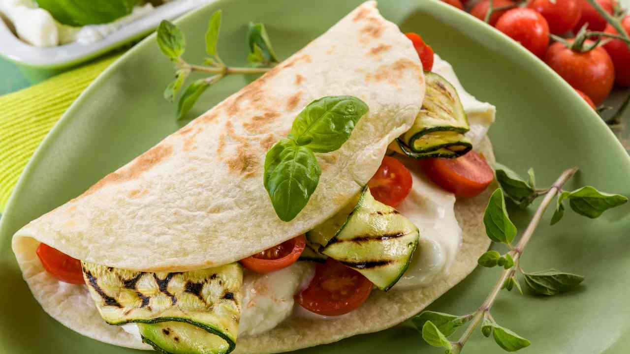 Piadina veloce con mozzarella e zucchine grigliate la ricetta leggera