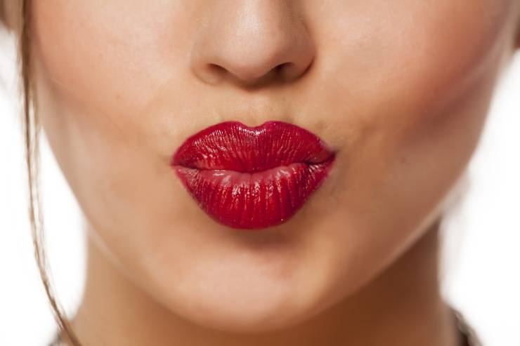 Rughe labiali donna con rossetto rosso 