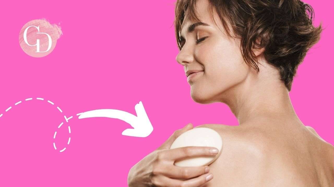 cosmetici solidi donna applica burro corpo