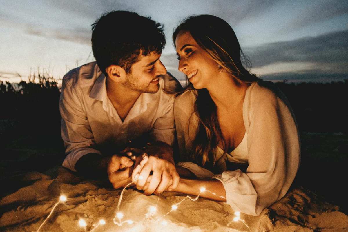 Coppia innamorata con lucine