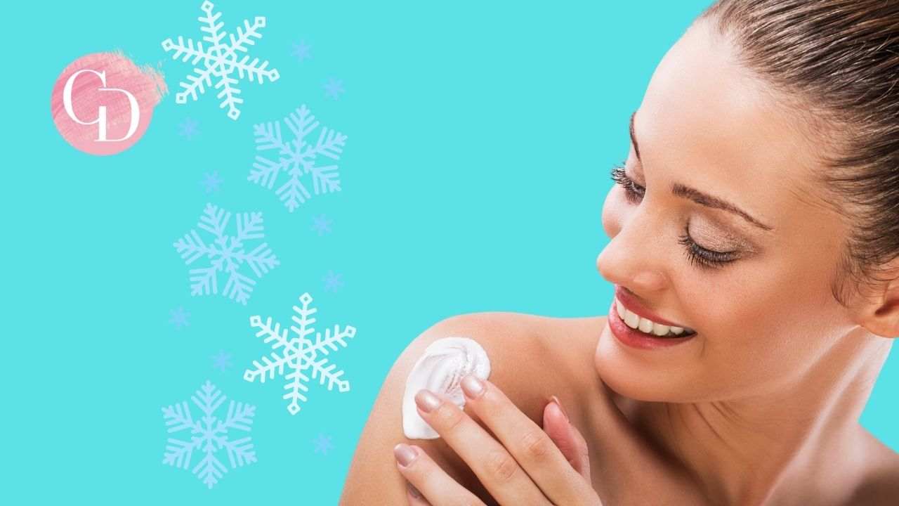 skincare invernale corpo donna applica crema sulla spalla