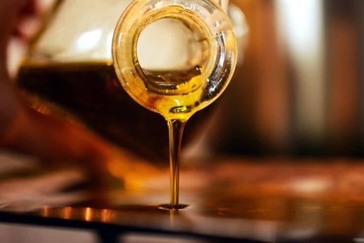 pelle e olio di oliva olio che cola