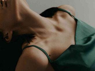 Collo scoperto di una donna