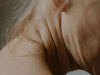 Rughe del collo di una donna