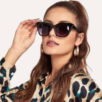 Occhiali da sole neri.