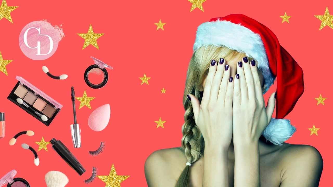 Makeup di Natale impeccabile ragazza con cappello babbo natale si copre gli occhi 