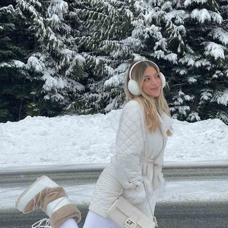Look total white sulla neve