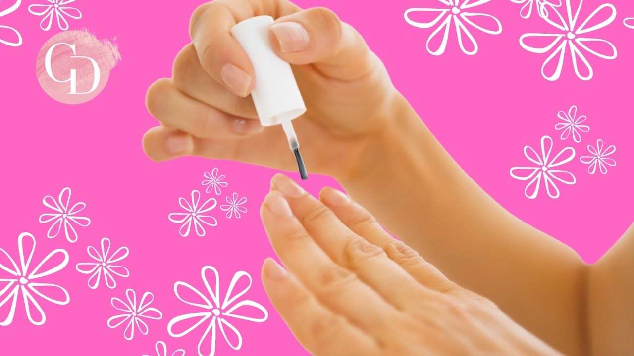 manicure anti age mani che mettono smalto su unghie 