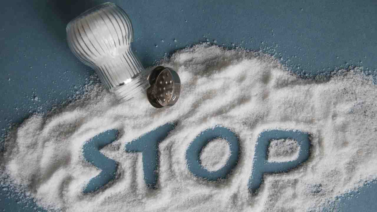 ridurre il sale in cucina