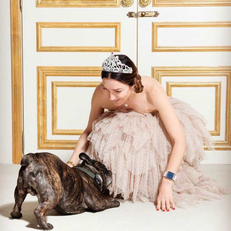Elisabetta Franchi con il suo cane.