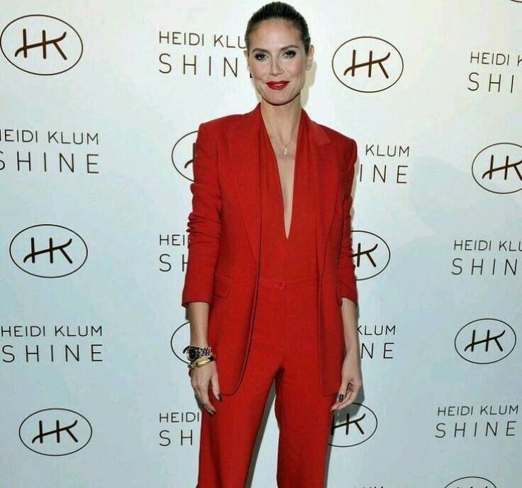 Heidi Klum in tailleur rosso.