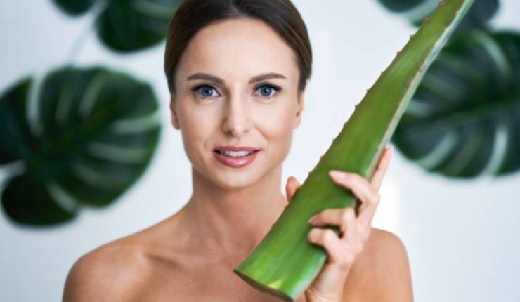 donna con aloe vera 