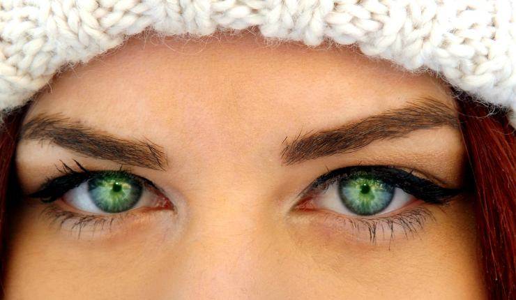occhi verdi capelli 