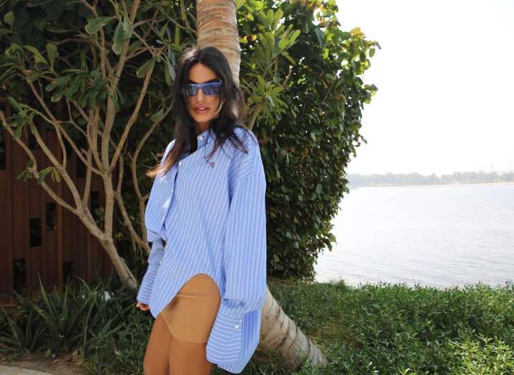 Chiara Biasi a Dubai con camicia a righe.