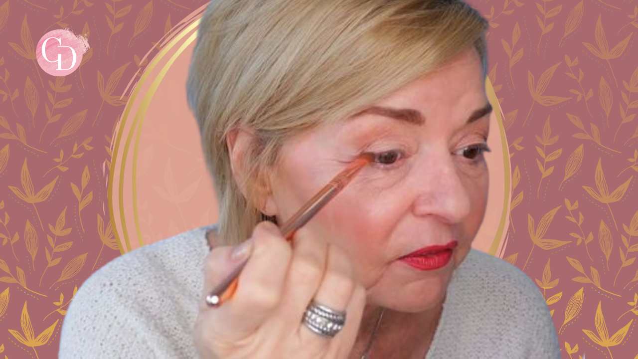 Donna applica eyeliner over 50 