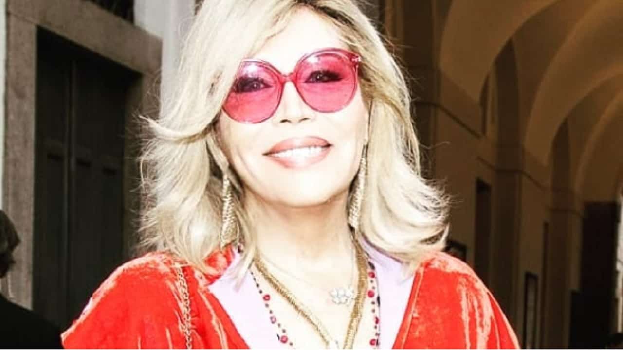 Amanda Lear rifatta? Ecco com'era la diva e com'è cambiata nel tempo