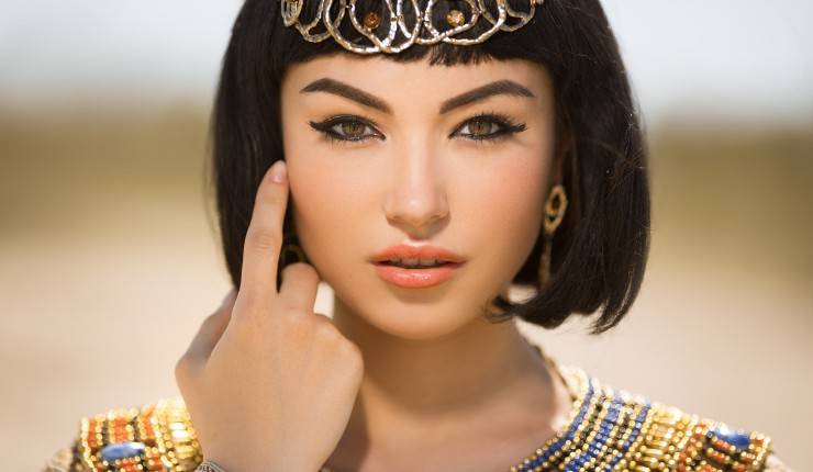 donna egiziana con make up 