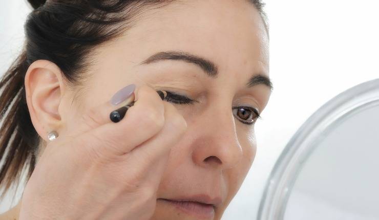 donna over 50 eyeliner agli occhi 