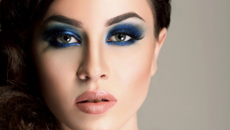 donna con smokey eyes blu 